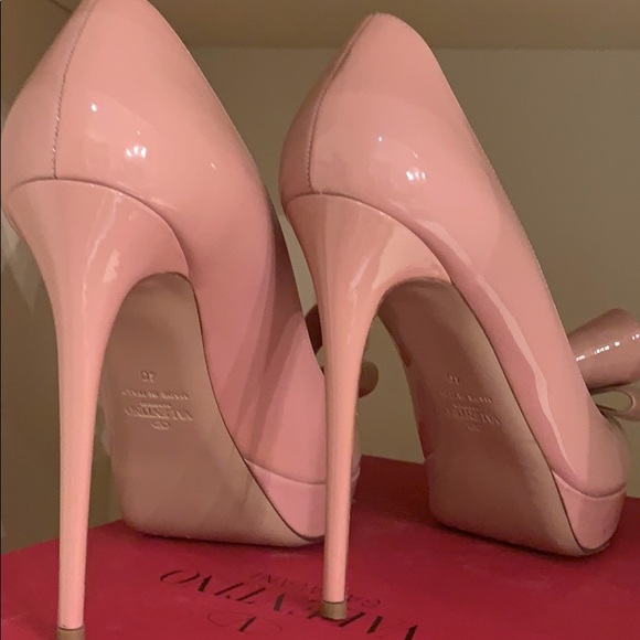 Patent leather Bow peep toe pumps by Valentino. - Picture 2 of 2